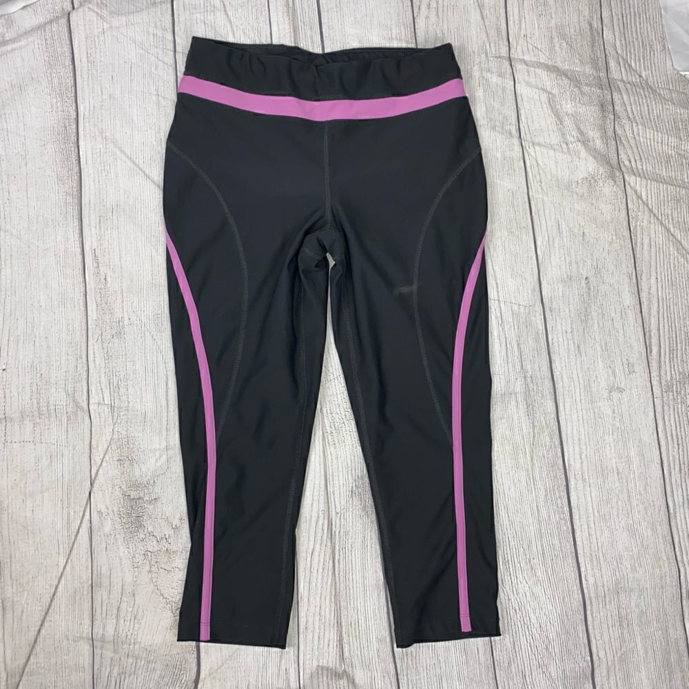 Xersion Capri style compression pants grey w/pink borders sz small women